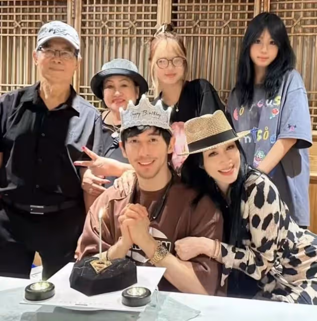 鍾麗緹為小12歲老公慶生!全家福曝光,13歲考拉身高猛漲已超姐姐