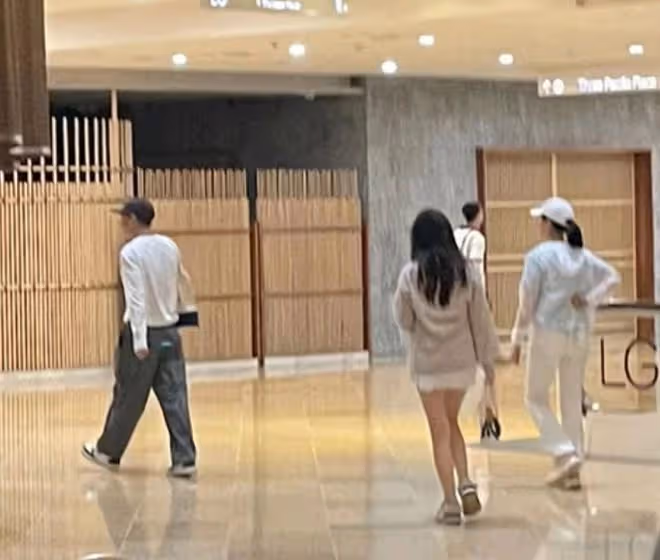 張家輝一家被偶遇!17歲女兒長腿吸睛,關詠荷走出喪弟之痛展笑顏