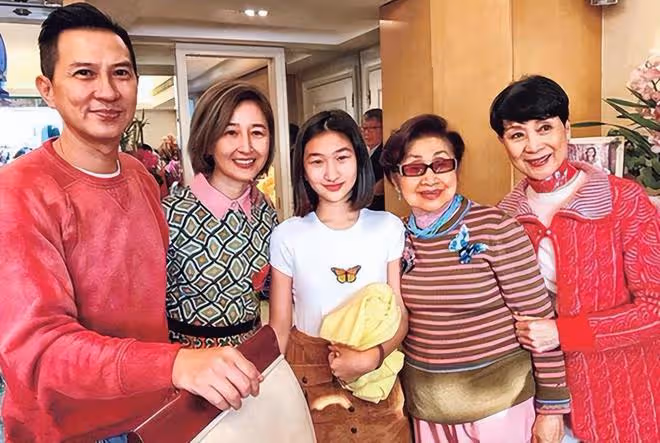 張家輝一家被偶遇!17歲女兒長腿吸睛,關詠荷走出喪弟之痛展笑顏