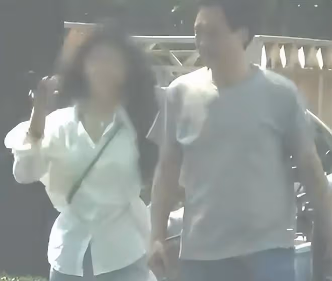 劉亦菲61歲乾爹戀情!摟女友逛街貼耳熱聊,與楊采鈺離婚原因曝光