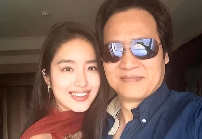 劉亦菲61歲乾爹戀情!摟女友逛街貼耳熱聊,與楊采鈺離婚原因曝光