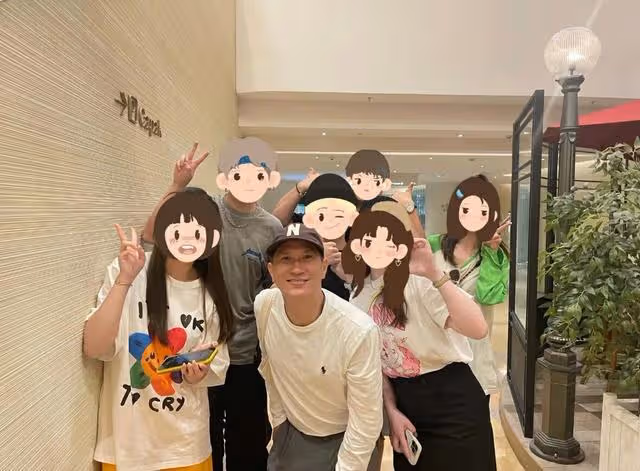 張家輝一家近況曝光!網民商場偶遇曬合照,影帝手纏紗布疑受傷