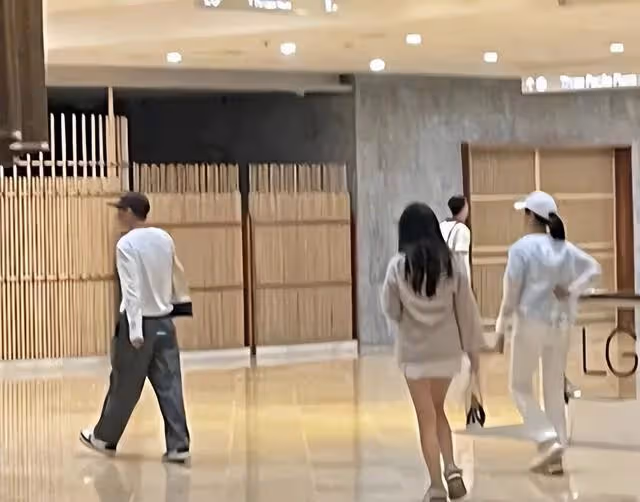 張家輝一家近況曝光!網民商場偶遇曬合照,影帝手纏紗布疑受傷