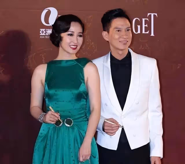 張家輝一家近況曝光!網民商場偶遇曬合照,影帝手纏紗布疑受傷