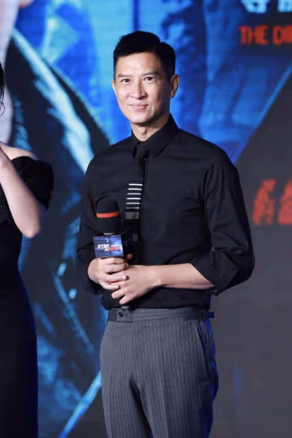 張家輝一家近況曝光!網民商場偶遇曬合照,影帝手纏紗布疑受傷