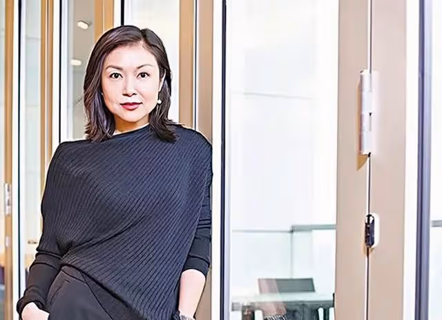 香港知名女星突然宣布復出,息影二十多年,嫁入豪門連生三個女兒