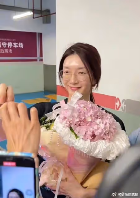 36歲江疏影被嘲妝前妝後反差大,本尊曬素顏照回應,獲贊內娛頂尖