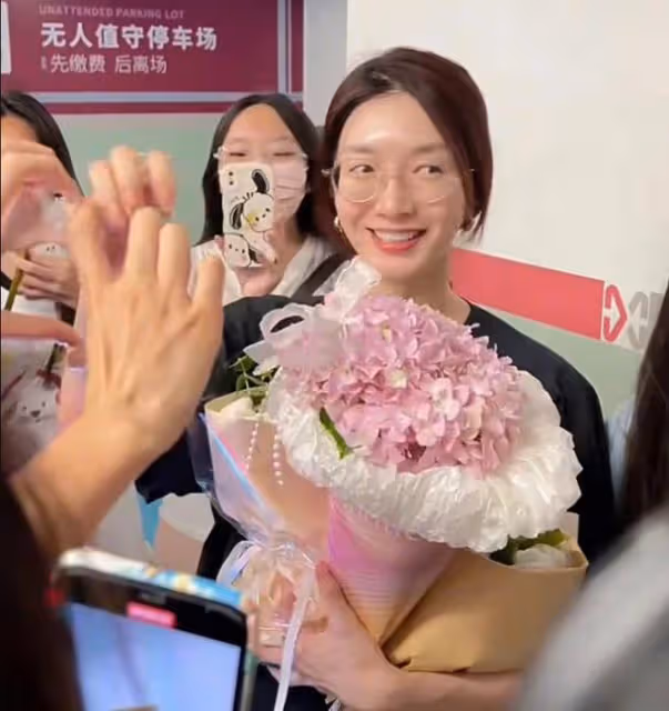 36歲江疏影被嘲妝前妝後反差大,本尊曬素顏照回應,獲贊內娛頂尖