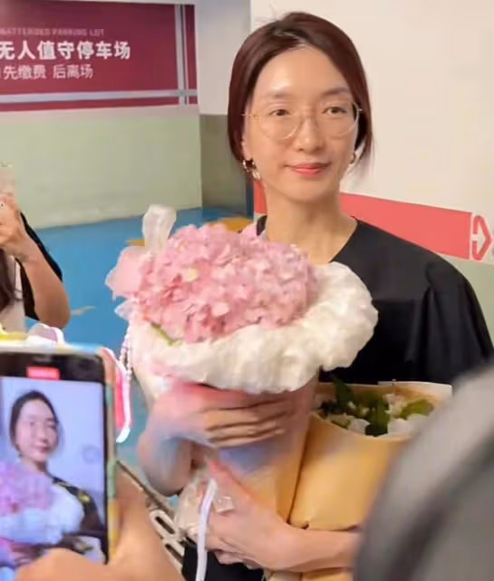 36歲江疏影被嘲妝前妝後反差大,本尊曬素顏照回應,獲贊內娛頂尖