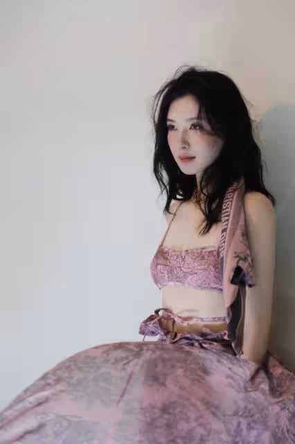 36歲江疏影被嘲妝前妝後反差大,本尊曬素顏照回應,獲贊內娛頂尖
