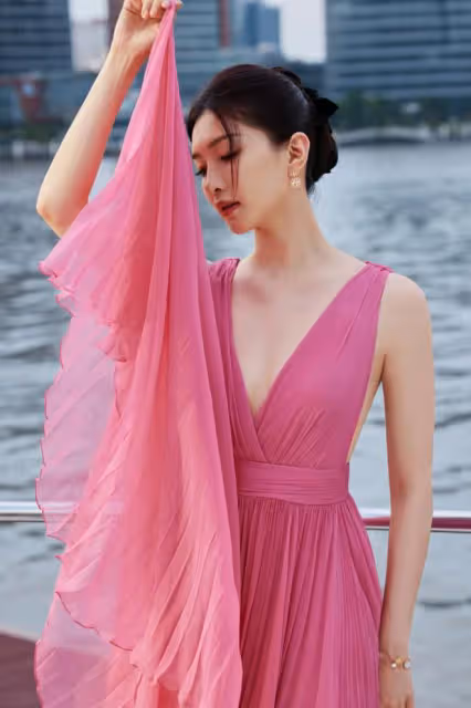 36歲江疏影被嘲妝前妝後反差大,本尊曬素顏照回應,獲贊內娛頂尖
