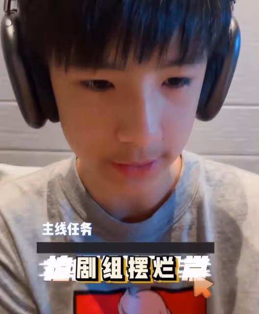 在狂熱母愛下長大的頂頂,14歲進入叛逆期,低頭打遊戲無視董潔
