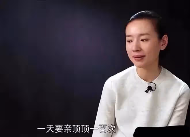 在狂熱母愛下長大的頂頂,14歲進入叛逆期,低頭打遊戲無視董潔