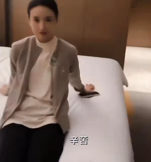 在狂熱母愛下長大的頂頂,14歲進入叛逆期,低頭打遊戲無視董潔