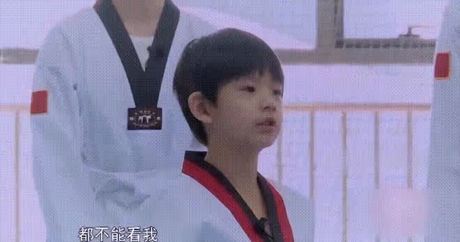 在狂熱母愛下長大的頂頂,14歲進入叛逆期,低頭打遊戲無視董潔
