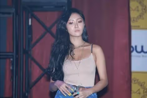 27歲女星華莎被告演出淫亂罪,動作性感大膽惹爭議,學生家長告發