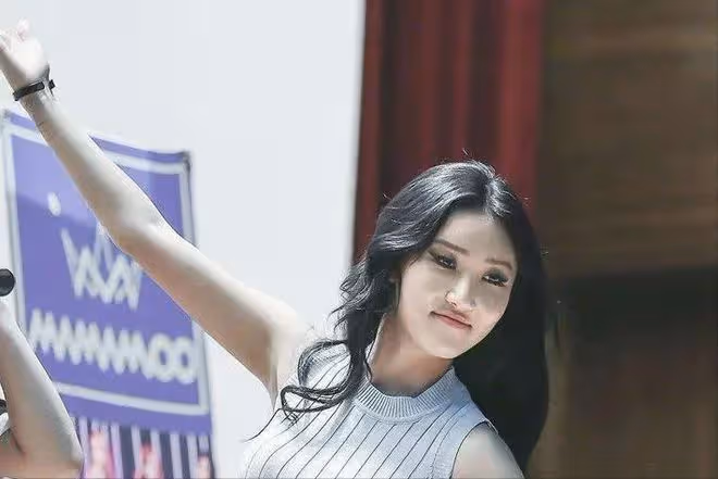 27歲女星華莎被告演出淫亂罪,動作性感大膽惹爭議,學生家長告發