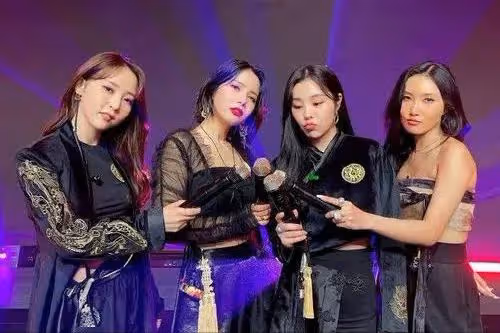 27歲女星華莎被告演出淫亂罪,動作性感大膽惹爭議,學生家長告發