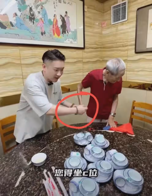 曹雲金請恩師田立禾吃飯,態度謙卑,網友:真替郭德綱感到不值?