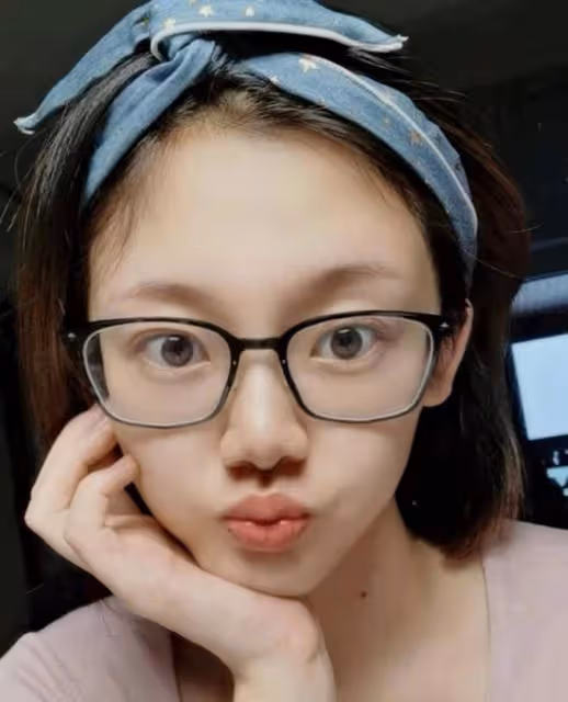 鄭愷老婆疑似三胎惹爭議,素顏現身月子中心,婚後三年生娃不斷