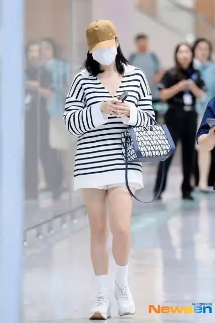 孫藝珍和玄彬隔空穿情侶衫撒糖,條紋針織搭帽子CP同款
