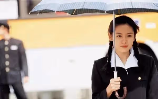 孫藝珍和玄彬隔空穿情侶衫撒糖,條紋針織搭帽子CP同款