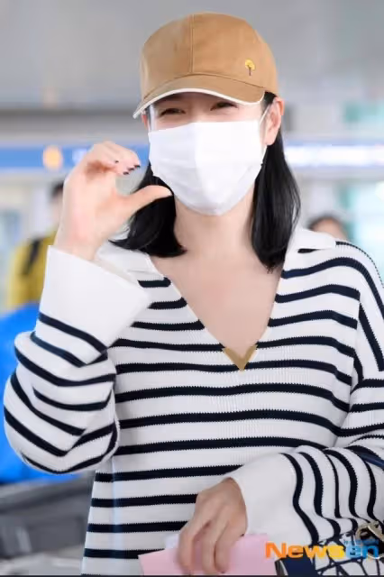 孫藝珍和玄彬隔空穿情侶衫撒糖,條紋針織搭帽子CP同款