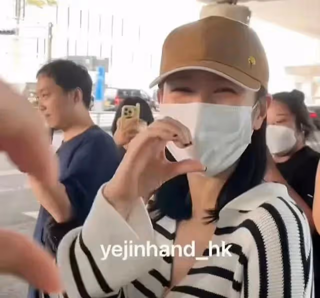 孫藝珍和玄彬隔空穿情侶衫撒糖,條紋針織搭帽子CP同款