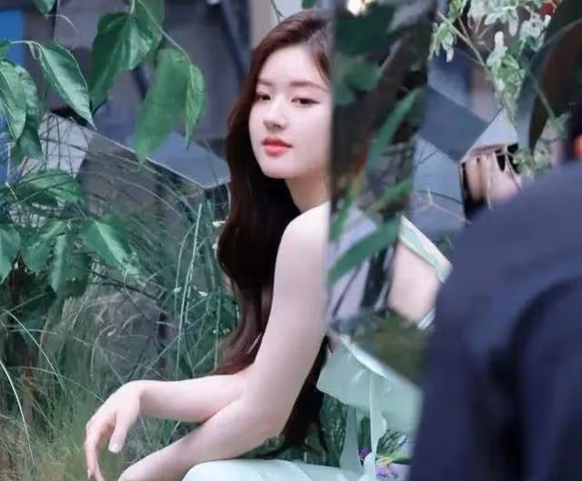 趙露思身穿薄荷綠抹胸長裙,美背纖細,身材曼妙