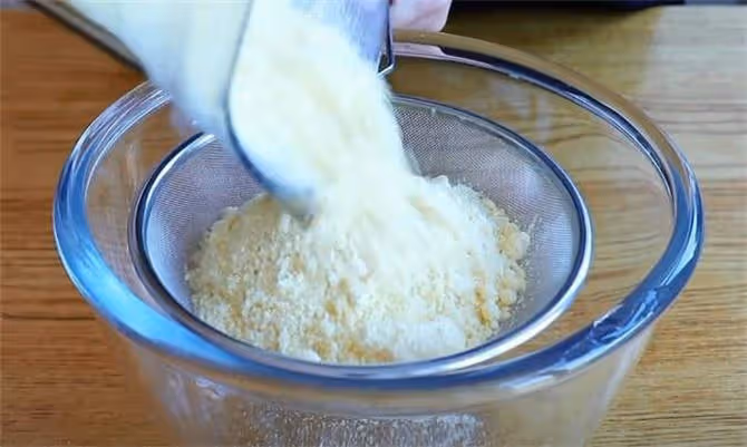 在家用玉米粒做手工糍粑,比糯米糍粑好吃,外脆里糯,做法簡單