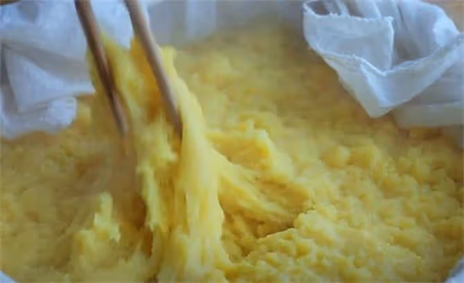 在家用玉米粒做手工糍粑,比糯米糍粑好吃,外脆里糯,做法簡單