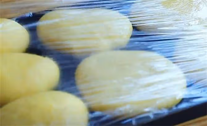 在家用玉米粒做手工糍粑,比糯米糍粑好吃,外脆里糯,做法簡單