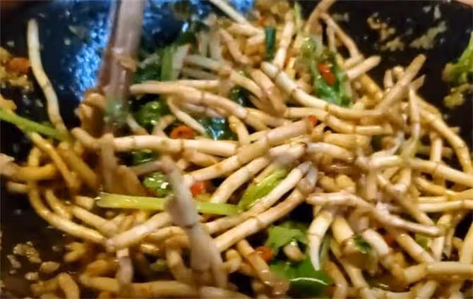 涼拌折耳根最正確做法,清涼解膩,脆口彈牙,比大魚大肉都解饞