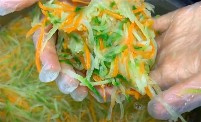 炸蘿蔔丸子,用麵粉還是澱粉,教你正確做法,外酥里嫩不回軟