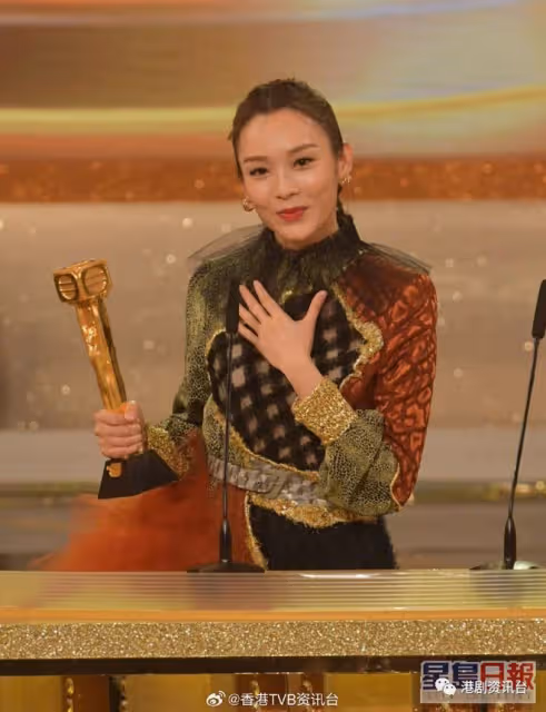 葉靖儀最喜愛這位花旦有樣有演技! 「J2女神」靠水著靚相受關注