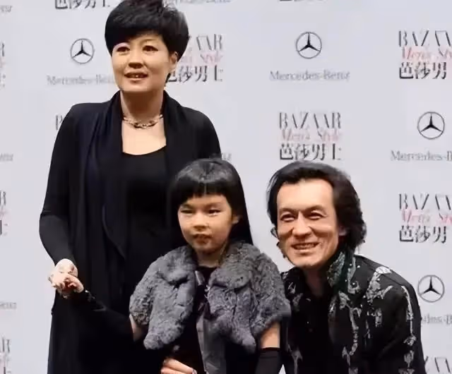 7月12日晚,李詠老婆哈文,控制不住激動心情連曬10張女兒的照片