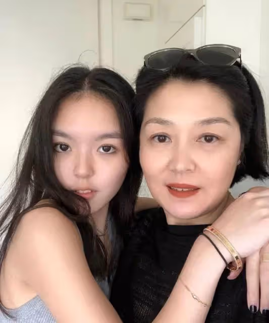 7月12日晚,李詠老婆哈文,控制不住激動心情連曬10張女兒的照片