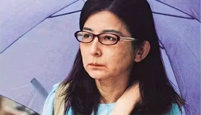 65歲天后終生未婚,無x無愛,與青燈古佛相伴,被母親「毀掉」一生
