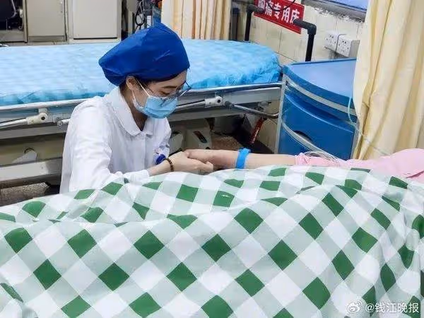 79歲老母突然倒地!兒女緊急送醫「2顆牙竟活生生咬斷」 醫師曝「千萬別省救命錢」:很多人都中招
