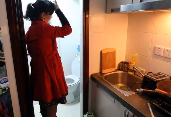 老婆病倒臥床!母親得知後「每天都來探望」,直到某天看見「她送來的雞湯」我們悄悄搬了家 …