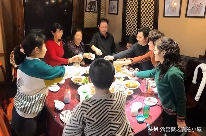 老婆病倒臥床!母親得知後「每天都來探望」,直到某天看見「她送來的雞湯」我們悄悄搬了家 …