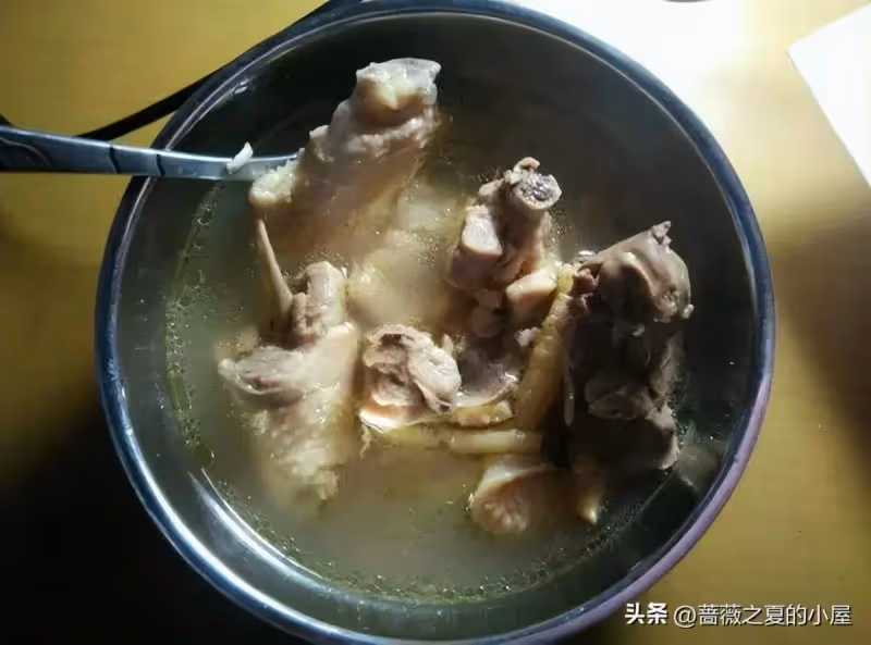 老婆病倒臥床!母親得知後「每天都來探望」,直到某天看見「她送來的雞湯」我們悄悄搬了家 …