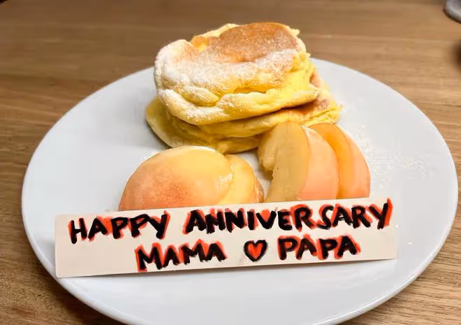 古巨基曬全家福慶結婚9周年，父子如複製粘貼，妻子52歲才生娃