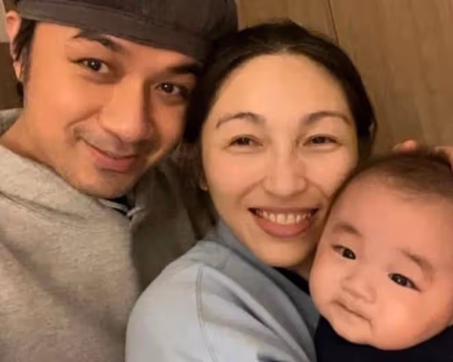 古巨基曬全家福慶結婚9周年，父子如複製粘貼，妻子52歲才生娃
