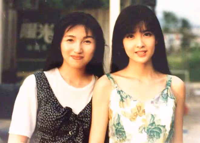 古巨基曬全家福慶結婚9周年,父子如複製粘貼,妻子52歲才生娃