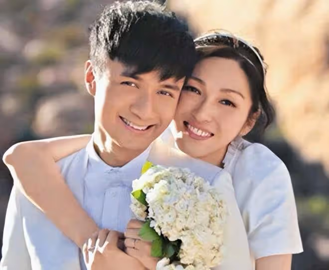 古巨基曬全家福慶結婚9周年,父子如複製粘貼,妻子52歲才生娃