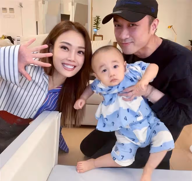 古巨基曬全家福慶結婚9周年,父子如複製粘貼,妻子52歲才生娃