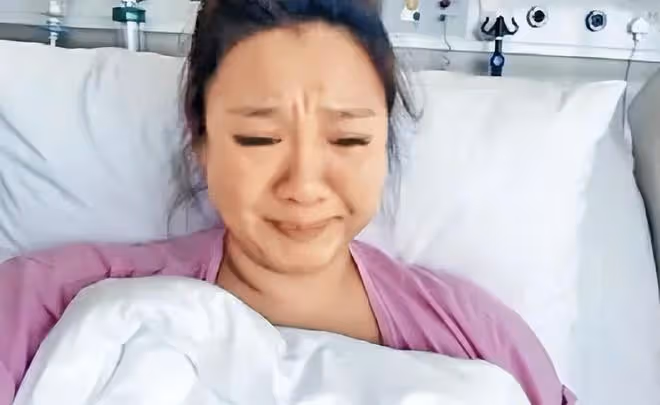 鄭欣宜迫於壓力露面:自彈自唱惹人擔心,背影憔悴明顯瘦了太多
