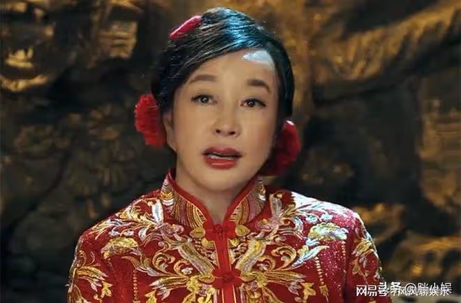 70歲劉曉慶頂著一臉褶子演新娘,網友:老太太爬樓梯,不服都不行
