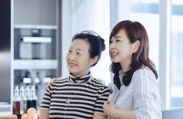 和親家一次旅行,兒媳花了二十萬,我才明白兒媳始終把我們當外人